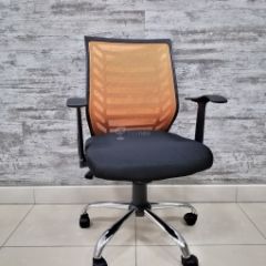 Кресло Barneo K-138 для персонала (черная ткань оранжевая сетка) в Ялуторовске - yalutorovsk.mebel24.online | фото
